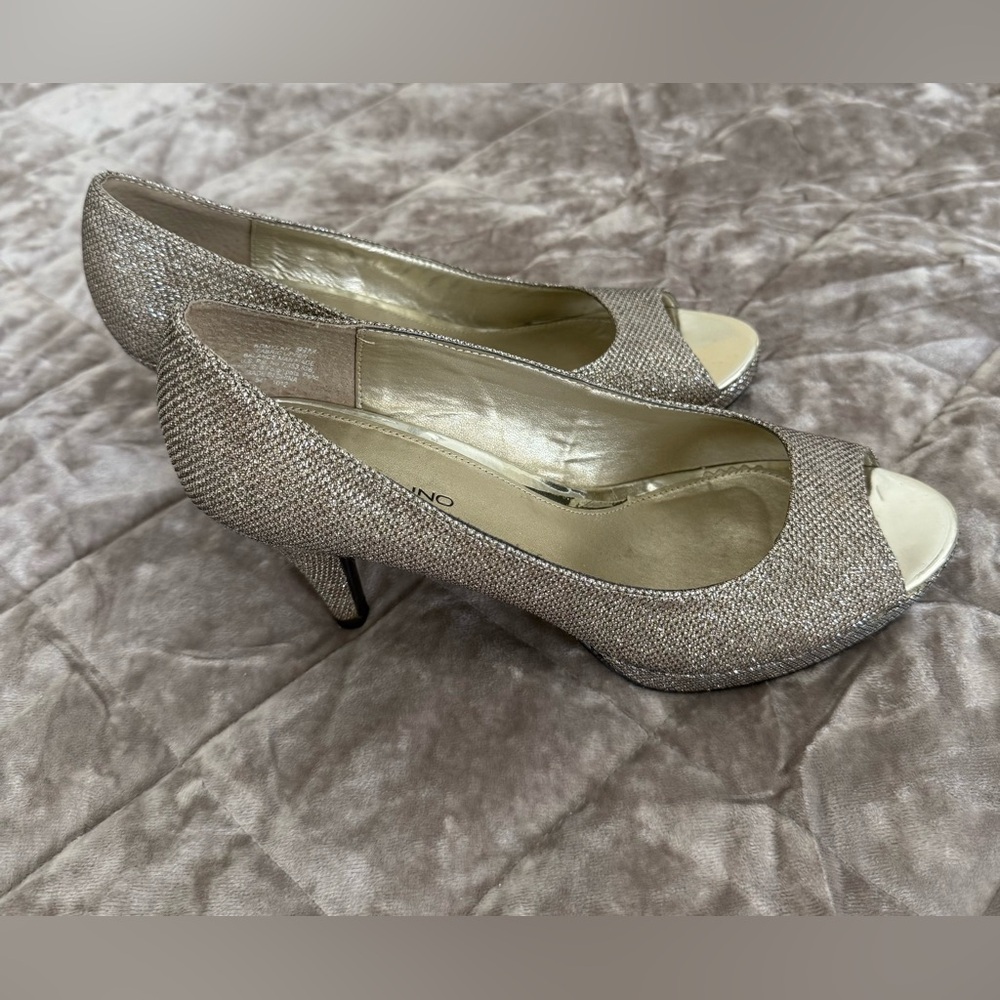 Elegant Bandolino Gold Glitter Peep-Toe Heels